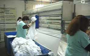 Entretien du linge plat en blanchisserie